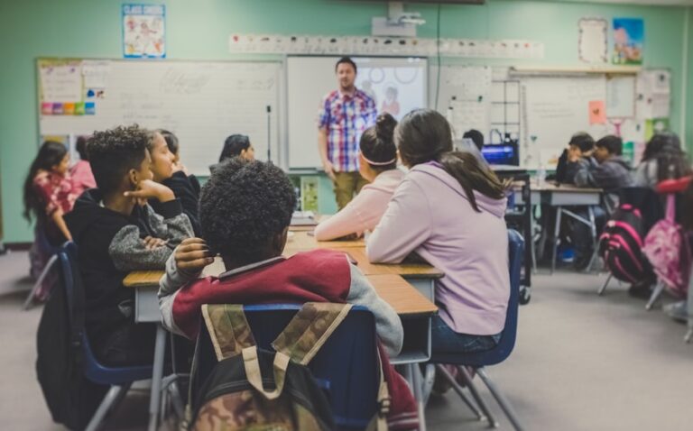 Schülerin arbeitet konzentriert an einer Aufgabe im Klassenzimmer