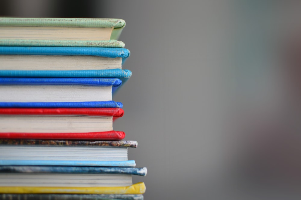 Aufgeschlagene Bücher und Notizen auf einem Schreibtisch