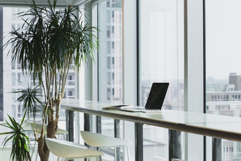 Arbeitsplätze in einem Großraumbüro